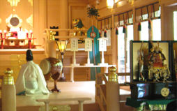 貴船神社の神殿に五月人形を展示