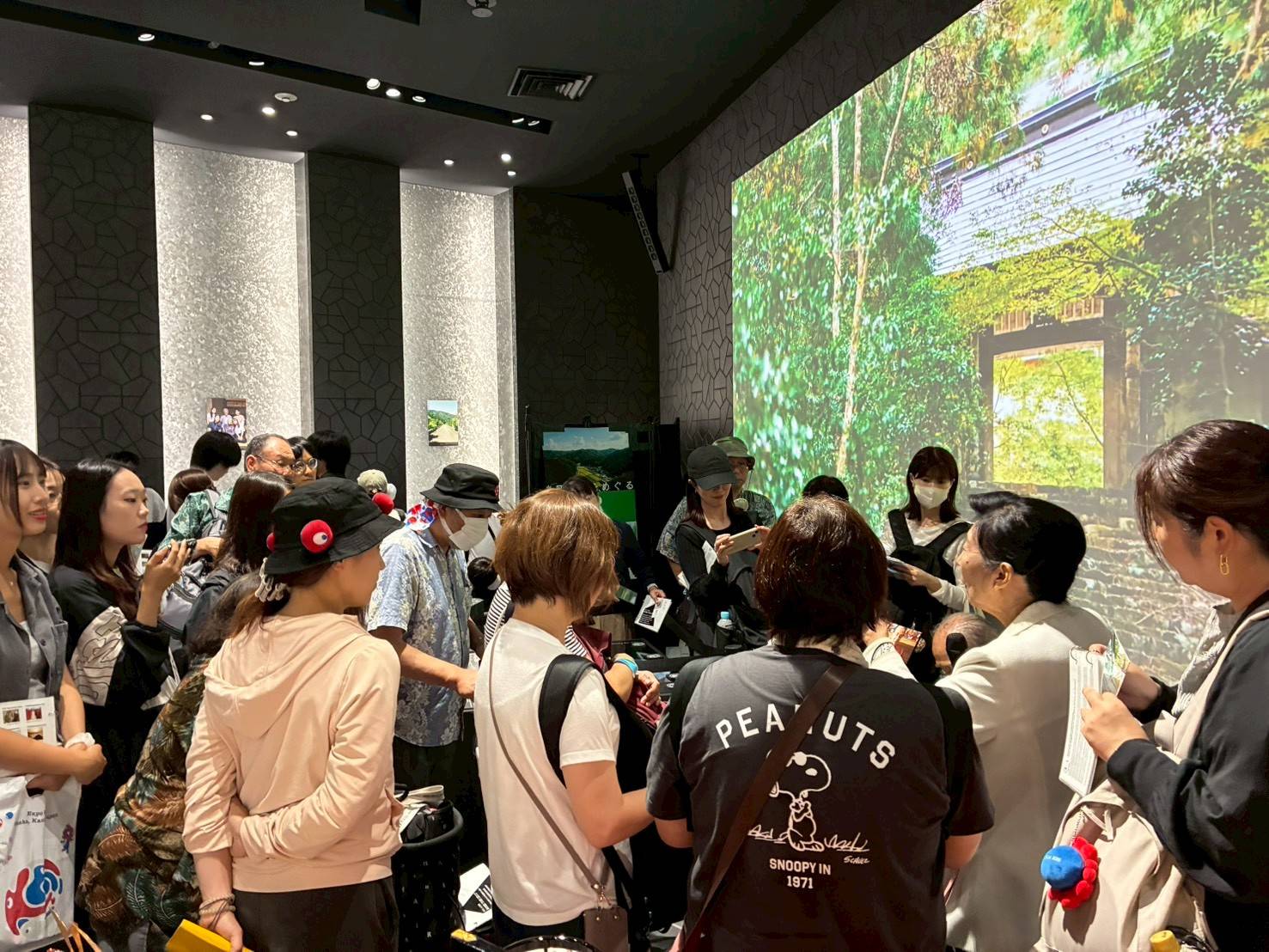 実演・講演に集まった大勢の来場者でにぎわう会場